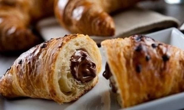 Το επιδόρπιο της μέρας: Γρήγορα κρουασανάκια με σοκολάτα και φουντούκι